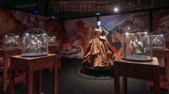 Pameran Vivienne Westwood & Jewellery 2026 Debut di Makau, Hadirkan Arsip Ikonis dan Sentuhan Punk