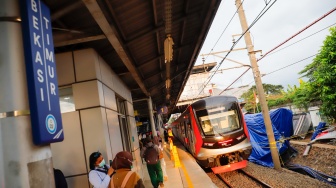 Penumpang beraktivitas di Stasiun Bekasi Timur, Bekasi, Jawa Barat, Kamis (30/4/2026). [Suara.com/Alfian Winanto]
