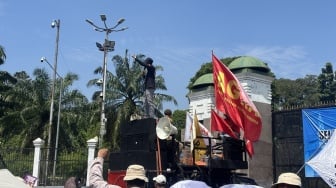 May Day 2026: Ratusan Buruh Mulai Kepung Gedung DPR, Aksi Besar Digelar Usai Salat Jumat