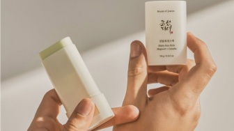 Lawan Minyak! 5 Sunscreen Stick Green Tea untuk Hasil Matte & Anti Iritasi