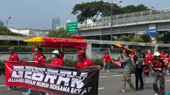 Peringati May Day: Massa Buruh Seragam Merah Gotong 'Rudal' Raksasa ke Gerbang DPR!