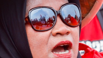 Massa dari berbagai elemen masyarakat dan buruh saat mengikuti aksi memperingati Hari Buruh Internasional atau May Day 2026 di depan gedung DPR RI, Jakarta, Jumat (1/5/2026). [Suara.com/Alfian Winanto]