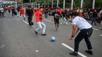 Sisi Lain May Day 2026: Massa Gelar Pertandingan Bola Plastik di Depan Gedung DPR