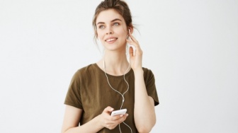 Cara Dengerin Musik Cermin Cara Mencintai: Si Telinga Detail Pasti Relate