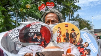 Pedagang menjual aksesoris peringatan Hari Buruh Internasional atau May Day 2026 di kawasan Monumen Nasional (Monas), Jakarta, Jumat (1/5/2026). [ANTARA FOTO/Galih Pradipta/nz]