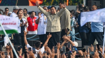 Presiden Prabowo Subianto (tengah) menyapa massa buruh dalam peringatan Hari Buruh Internasional atau May Day 2026 di kawasan Monumen Nasional (Monas), Jakarta, Jumat (1/5/2026). [ANTARA FOTO/Bayu Pratama S/app/nz]