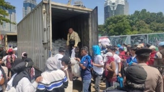 Massa Buruh May Day di Monas Dapat Sembako dari Presiden Prabowo