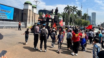 May Day 2026 di DPR: Massa Diwarnai Ibu-Ibu Bawa Anak, Ikut Suarakan Nasib Lahan Tergusur