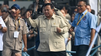 Presiden Prabowo Subianto (kedua kanan) didampingi Mensesneg Prasetyo Hadi (kedua kiri), Presiden Konfederasi Serikat Pekerja Seluruh Indonesia (KSPSI), Andi Gani Nena Wea (kiri), dan Ketua Umum KSPSI Jumhur Hidayat (kanan) menyapa massa buruh dalam peringatan Hari Buruh Internasional atau May Day 2026 di kawasan Monumen Nasional (Monas), Jakarta, Jumat (1/5/2026). [ANTARA FOTO/Bayu Pratama S/app/nz]