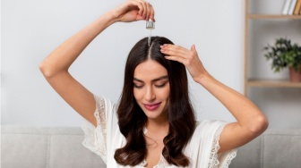 Bebas Gatal dan Kerak! Cek 5 Pilihan Serum Rambut untuk Usir Ketombe