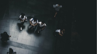 Tugas Sekolah di Era AI: Sinyal Belajar Semu dan Sekadar Menyelesaikan?