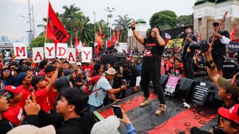 Band No End tampil saat mengikuti aksi memperingati Hari Buruh Internasional atau May Day 2026 di depan gedung DPR RI, Jakarta, Jumat (1/5/2026). [Suara.com/Alfian Winanto]