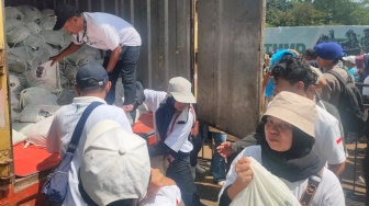 Aksi May Day di Monas 'Banjir' Sembako dari Istana