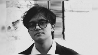 Arash Buana Ajak Belajar Terima Kehilangan Orang Terkasih Lewat April