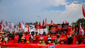 Massa dari berbagai elemen masyarakat dan buruh membawa poster pada aksi memperingati Hari Buruh Internasional atau May Day 2026 di depan gedung DPR RI, Jakarta, Jumat (1/5/2026). [Suara.com/Alfian Winanto]
