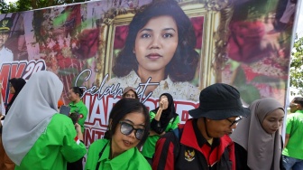 Sejumlah buruh berziarah ke makam pahlawan nasional Marsinah di Desa Nglundo, Kabupaten Nganjuk, Jawa Timur, Jumat (1/5/2026). [ANTARA FOTO/Prasetia Fauzani/nz]