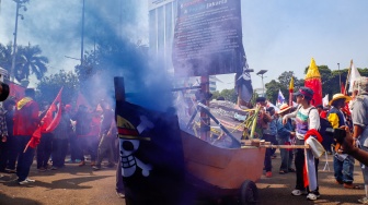 Massa dari berbagai elemen masyarakat dan buruh membawa replikan perahu saat mengikuti aksi memperingati Hari Buruh Internasional atau May Day 2026 di depan gedung DPR RI, Jakarta, Jumat (1/5/2026). [Suara.com/Alfian Winanto]