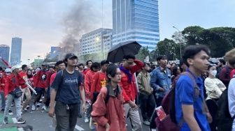 May Day di DPR Kondusif: Massa Gebrak dan Kasbi Bubar Jalan, Pasukan Oranye Sisir Sampah Sisa Aksi