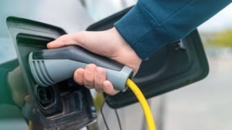 Berapa Daya Minimal Cas Mobil Listrik di Rumah? Cek Batas Minimalnya