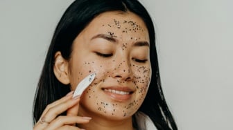 4 Scrub Mask Walnut yang Ampuh Angkat Sel Kulit Mati Tanpa Iritasi