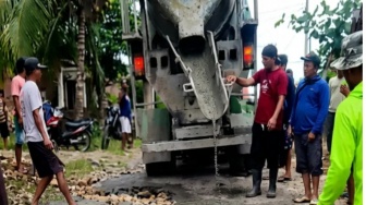 Sindiran untuk Pemerintah: Sopir Truk dan Petani di Blitar Patungan Jutaan Rupiah Demi Tambal Jalan