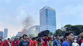 May Day di DPR Kondusif: Massa Gebrak dan Kasbi Bubar Jalan, Pasukan Oranye Sisir Sampah Sisa Aksi
