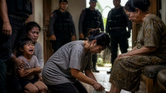 Tangis Pecah Saat Penangkapan di Kertapati, Tersangka Pembunuhan Bersimpuh Cuci Kaki Ibu