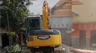 Cinta Kandas, Rumah Pun Musnah: Mantan Pasutri di Blitar Pilih Robohkan Aset Ratusan Juta