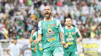 Hasil BRI Super League: Persebaya Pesta Gol Sekaligus 'Antar' PSBS Biak Degradasi