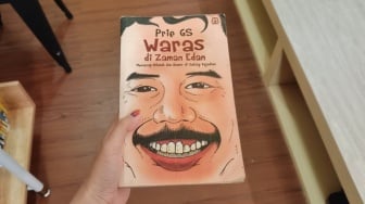 Buku Waras di Zaman Edan: Seni Bertahan Tanpa Ikut Gila