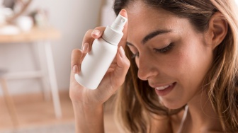 4 Sunscreen Spray yang Bisa Dipakai di Atas Makeup, No Geser-No Ribet!