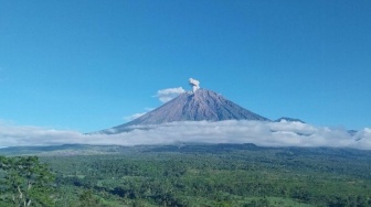Mahameru Menggeliat Lagi: Dua Erupsi Beruntun Sabtu Pagi, Kolom Abu Kelabu Selimuti Langit