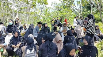 Isak Tangis Pecah di Pemakaman Myta, Dokter Muda Diduga 3 Bulan Tanpa Libur di RSUD KH Daud Arif