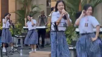 Aksi Spontan Dua Siswi SMA Bikin Haru di Malioboro, Ikut Nyanyi Bareng Pengamen