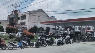Antrean BBM Mengular di SPBU Pekanbaru, tapi Pertamina Sebut Stok Aman