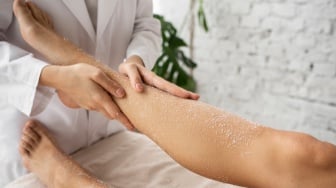 Kulit Kusam Bikin Kurang Pede? Ini 5 Rahasia Body Scrub Sea Salt untuk Kulit Glowing!