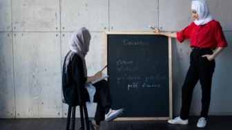 Pendidikan Tinggi, Tapi Ekspektasi Lama: Dilema Perempuan di Dunia Akademik
