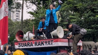 Aksi 4 Mei: Kala Mahasiswi Pertanyakan Nurani Penguasa Soal Nasib Guru Honorer