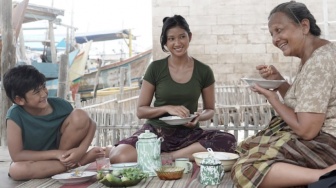 Potret Sunyi Perempuan Pantura di Balik Secangkir Kopi Pangku