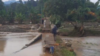 Sungai Meluap, Jembatan Penghubung di Cibeber Cianjur Ambruk dan 198 Jiwa Mengungsi
