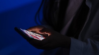 Saatnya Mengaku: Kita Scrolling Bukan Mencari Hiburan, Tapi Lari dari Kenyataan