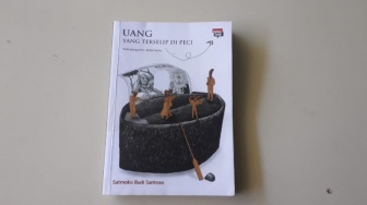 Uang yang Terselip di Peci: Saat Tradisi Keluarga Jadi Senjata Melawan Politik Culas