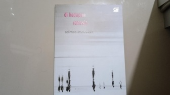 Buku Puisi 'Di Hadapan Rahasia': Sebuah Buku untuk Perbaikan Mental