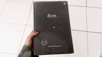 Menggantungkan Mimpi 5 cm: Mengokohkan Tekad Setinggi Mahameru