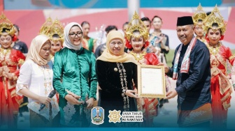 Hardiknas, Gubernur Khofifah Luncurkan 40 Sekolah, Terima Rekor MURI & Hak Cipta Lagu "Jatim Cerdas"