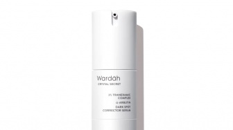 Serum Wardah Crystal Secret Dipakai Siang atau Malam? Ini Cara Pakainya yang Benar