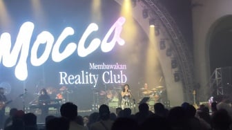 Mocca Guncang Panggung OTW Pestapora, 'Bajak' Lagu Reality Club Sambil Rayakan Ultah Arina Ephipania