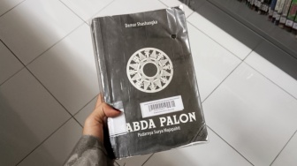 Di Ambang Senja Majapahit: Membaca Sabda Palon 4 karya Damar Shashangka