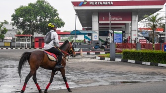 Aparatur Sipil Negara (ASN) Pemerintah Kota Tasikmalaya Mohammad Arif Syamsani menunggang kuda saat berangkat kerja pada program hari bebas kendaraan bermotor (car free day) di Kota Tasikmalaya, Jawa Barat, Rabu (6/5/2026).  [ANTARA FOTO/Adeng Bustomi/bar]