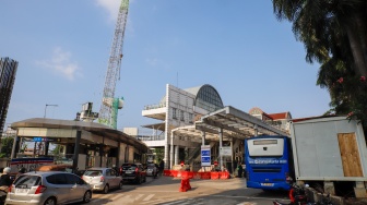 Suasana Halte Transjakarta Manggarai yang tutup dan halte sementara di Jakarta, Rabu (6/5/2026). [Suara.com/Alfian Winanto]
